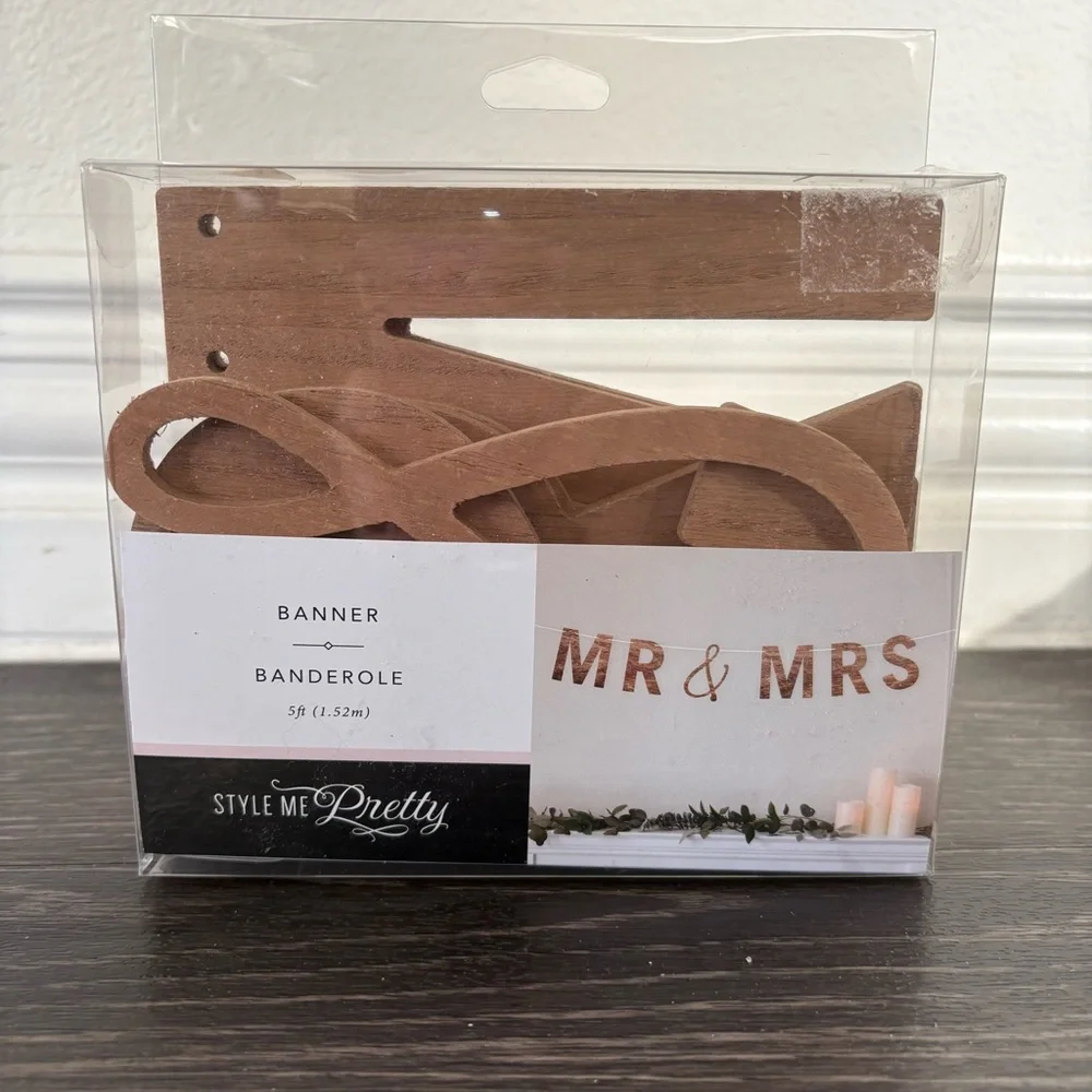Style Me Pretty Mr & Mrs Wooden Banner